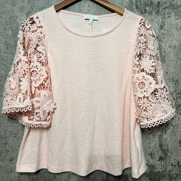 Nice top with lace detail sleeves - Picture 9 of 13